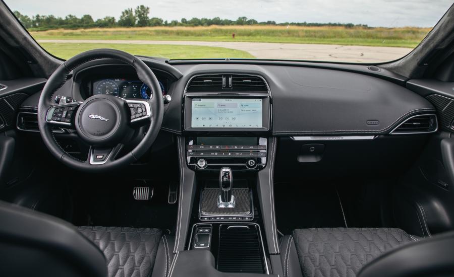 Торпедо Jaguar F-Pace SVR 2018 года  (NA) (фото 37 из 40)